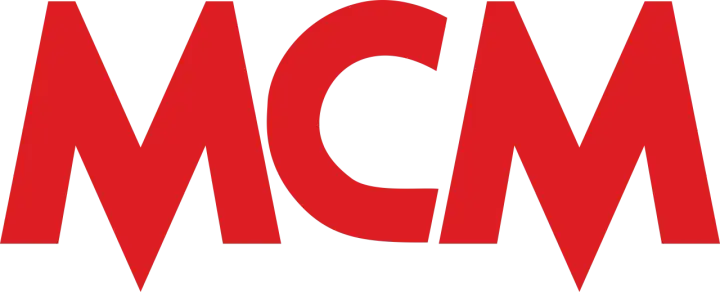 Czerwone litery MCM na czarnym tle. To logo znanej marki MCM, która oferuje luksusowe akcesoria.