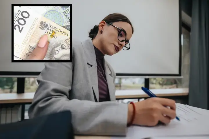 Dyrektor szkoły analizuje dokumenty, zastanawiając się, ile zarabia. W tle widać banknot 200 zł.