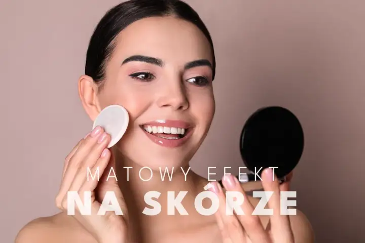 Kobieta z gładką cerą, aplikująca puder. Matowy efekt na skórze to jej cel, by wyglądać perfekcyjnie.