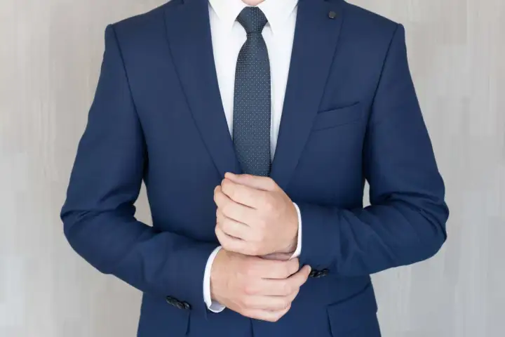 Granatowy garnitur na pogrzeb - Tak czy nie? Sprawdź!