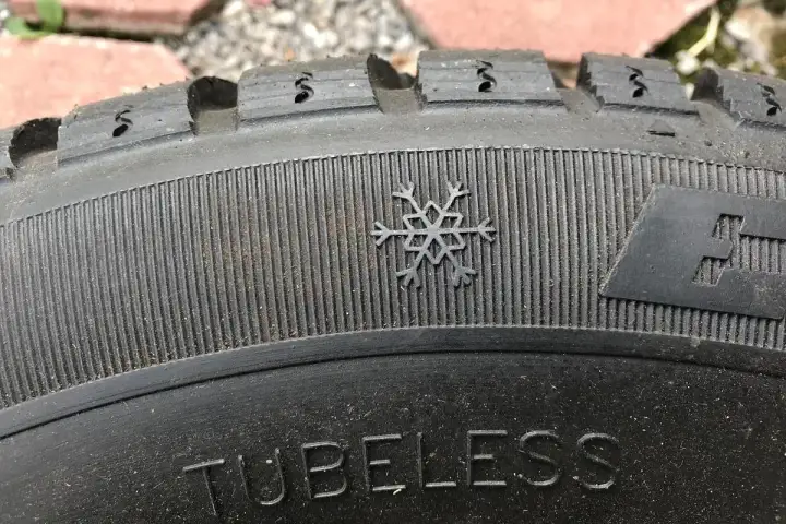 Płatek śniegu na bieżniku opony zimowej, symbolizujący gotowość na 3pmsf. Napis "TUBELESS" widoczny na bocznej ściance.