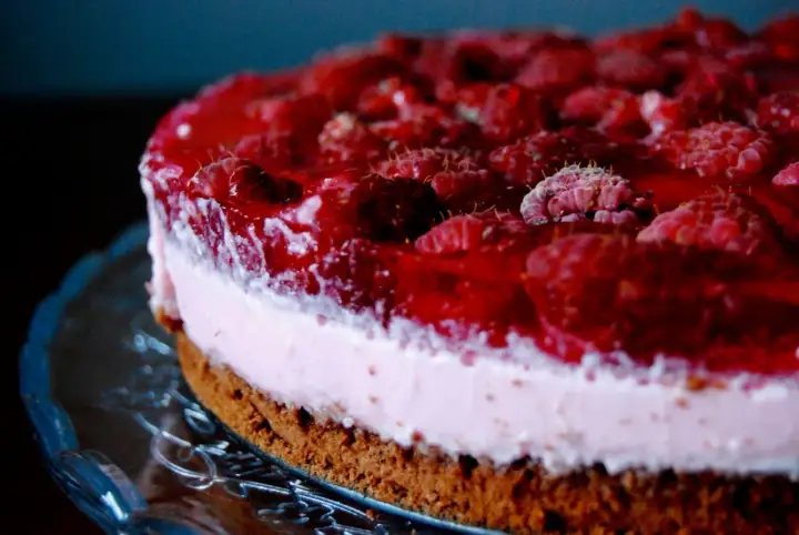 Pyszny tort z malinami i galaretką, idealny, gdy zastanawiasz się, jak ubić mascarpone z galaretką.