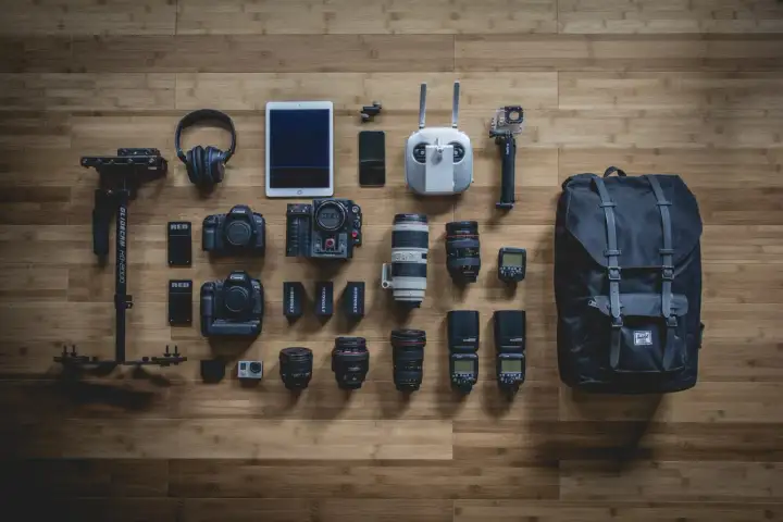 Sprzęt filmowca: kamery RED i Canon, obiektywy, stabilizator, dron, tablet, słuchawki i plecak ttartisan.