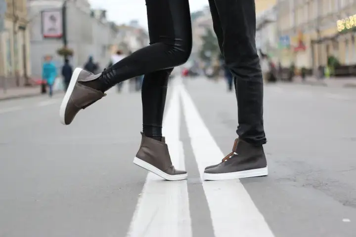 Buty farbują? Co zrobić, by przestały! Skuteczne metody