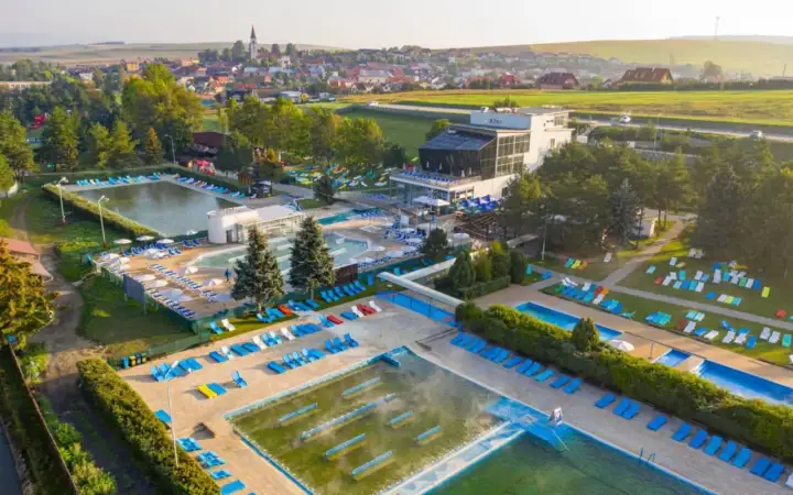Kompleks basenów i wypoczynku z leżakami, idealny na wakacje. Sprawdź vrbov bungalow cennik.