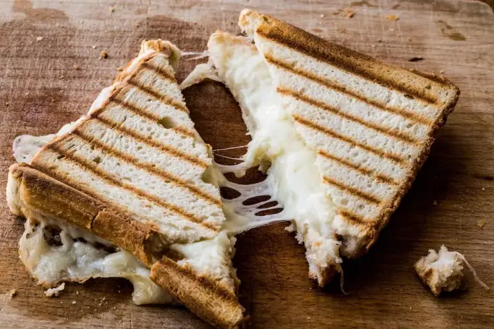 Tost z szynką i serem z Biedronki - Ile ma kalorii i czy jest fit?