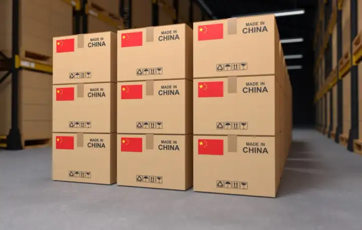 Pudełka z flagą Chin i napisem "MADE IN CHINA" gotowe do wysyłki palet za granicę.