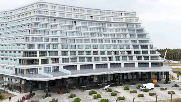Nowy Hotel Gołębiewski w Pobierowie, kiedy otwarcie? Nowoczesny obiekt z widokiem na morze, w budowie.