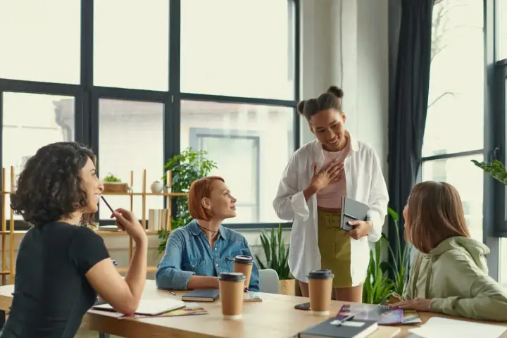 Grupo de mujeres en una reunión discutiendo cómo trabajar la autoestima.