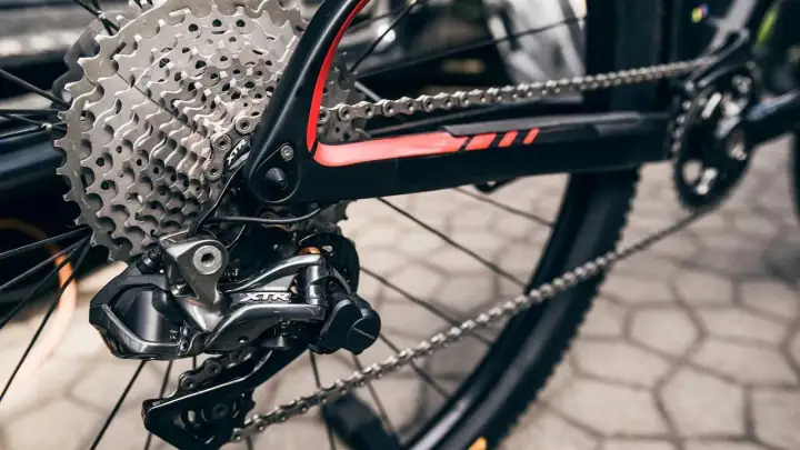 Błyszcząca kaseta i przerzutka Shimano XTR na rowerze górskim. Wolnobieg z wieloma zębatkami gotowy na trudne podjazdy.
