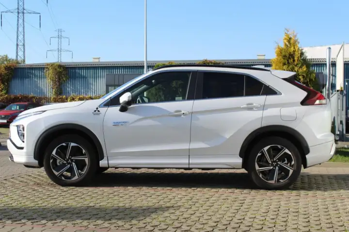 Biały Mitsubishi Eclipse Cross Plug-in Hybrid. Ten crossover łączy styl SUV-a z praktycznością kombi.