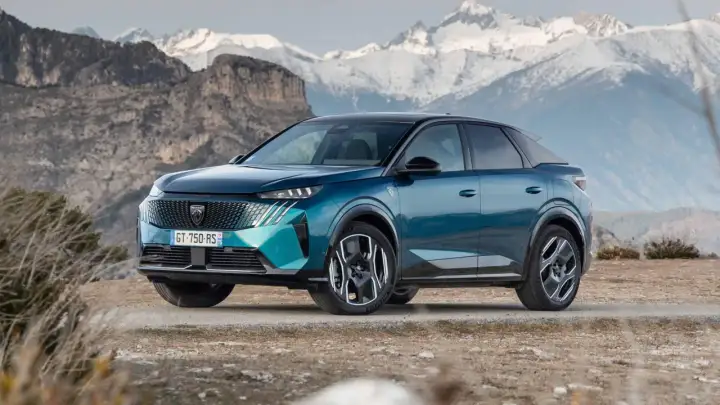 Nowy Peugeot 3008 w turkusowym kolorze na tle gór. Zastanawiasz się, jaki silnik wybrać?