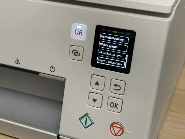 Menu drukarki Canon z opcją "Resetuj ustawienie". Dowiedz się, jak zresetować drukarkę Canon, aby rozwiązać problemy.