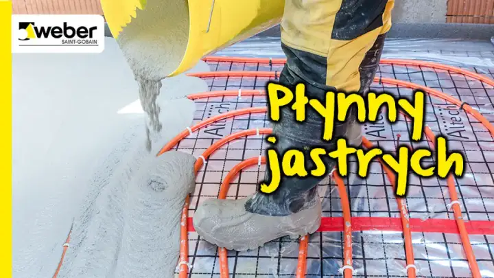 Robotnik wylewa płynny jastrych na instalację ogrzewania podłogowego. Weber.