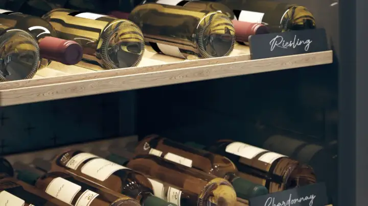 Drewniane półki piwniczki na wino z butelkami Riesling i Chardonnay. Idealne miejsce, jak przechowywać wino w butelkach.
