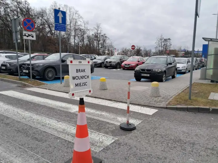 Znak "Brak wolnych miejsc" na parkingu, gdzie powinny być miejsca dla niepełnosprawnych.
