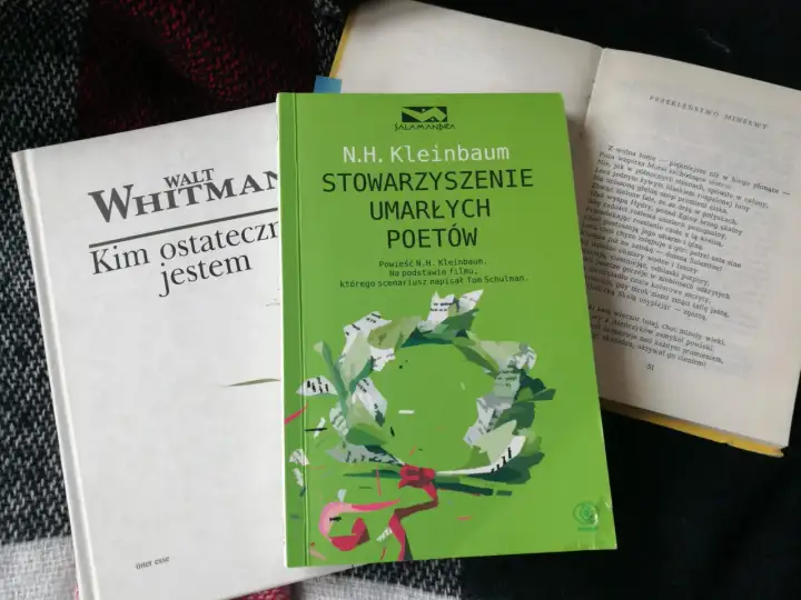 Stowarzyszenie Umarłych Poetów - Ile stron ma książka i co wybrać?
