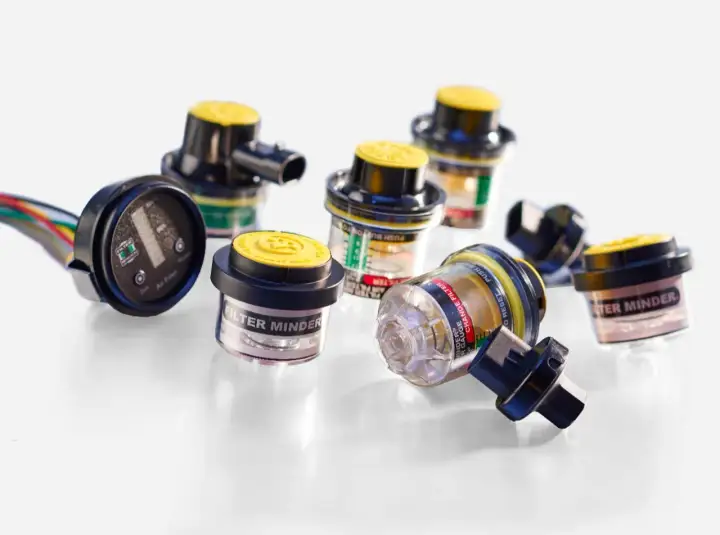 Varios indicadores de filtro de aire "Filter Minder" con tapas amarillas. Te ayudan a saber cada cuanto se cambia el filtro de aire.
