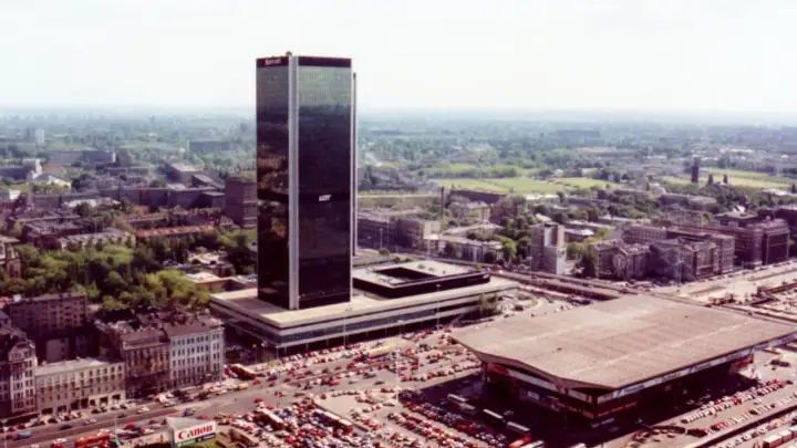 Ile pięter ma Marriott Warszawa? Sprawdź fakty i historię