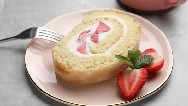 Biskuitrolle backen - So gelingt sie perfekt & ohne Risse