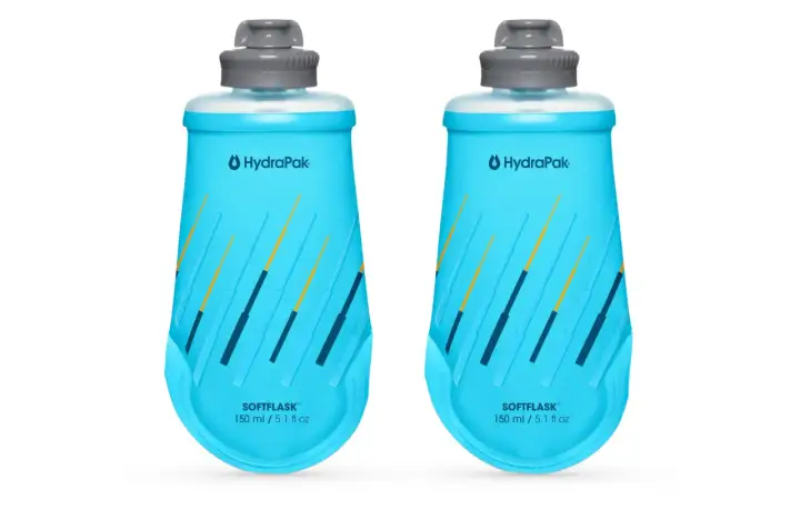 Dwie niebieskie butelki do biegania HydraPak Softflask 150 ml, idealne na długie trasy.