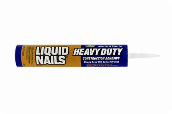 Tubka z klejem budowlanym Liquid Nails Heavy Duty. To gwóźdź w płynie, który zapewni trwałe połączenie.
