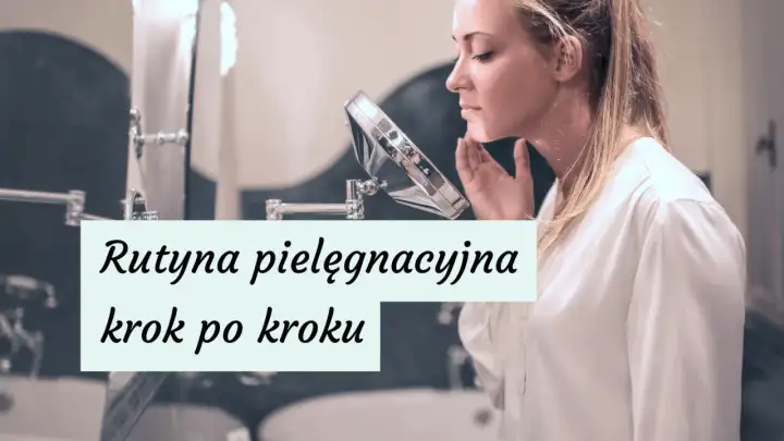 Kobieta sprawdza cerę w lusterku. Poznaj rutynę pielęgnacyjną krok po kroku, by dowiedzieć się, jak zadbać o cerę.