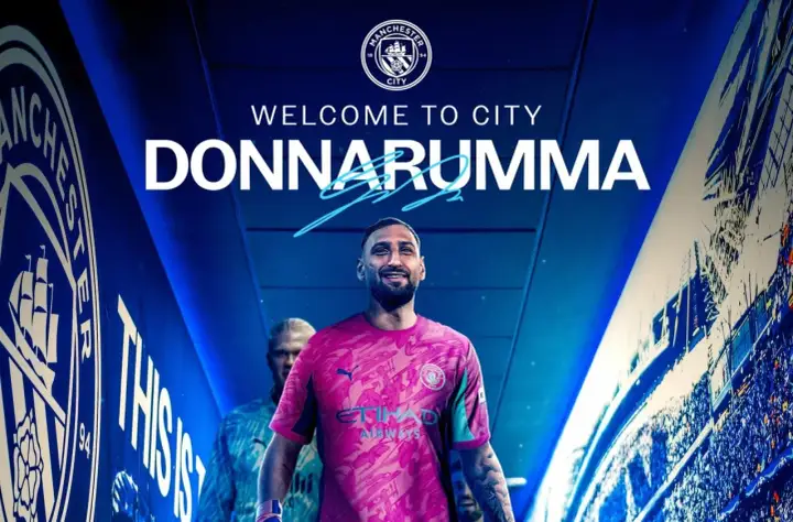 Gianluigi Donnarumma wita w Manchesterze City. Bramkarz w różowej koszulce z logo klubu.