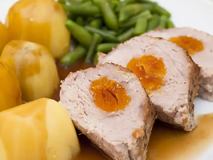 Schab nadziewany morelami, podany z ziemniakami i fasolką szparagową. Pyszny pomysł, czym można nadziać schab.