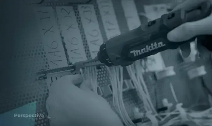 Monter wiązek elektrycznych: Zarobki, wymagania i perspektywy
