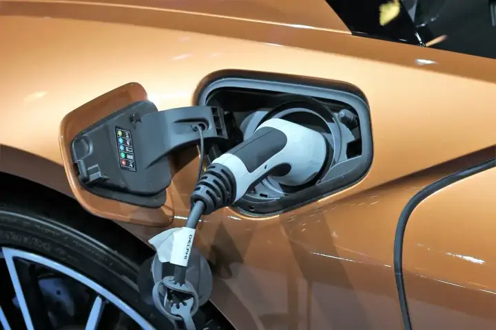 Ładowanie wtyczki do portu w samochodzie elektrycznym. To pierwszy krok, by dowiedzieć się, jak zrobić auto elektryczne.