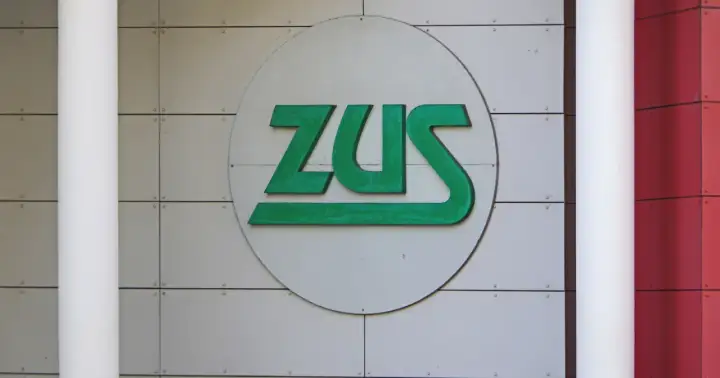 Logo ZUS. Zastanawiasz się, czy na L4 można wyjechać za granicę? Sprawdź przepisy ZUS.