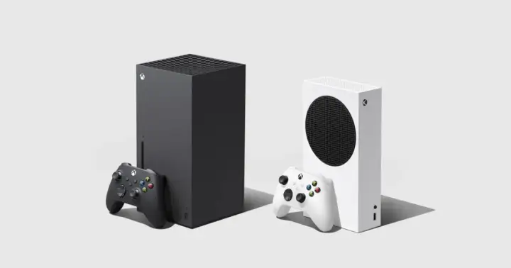 Dwie konsole Xbox next gen: czarna Xbox Series X i biała Xbox Series S, z czarnym i białym kontrolerem.