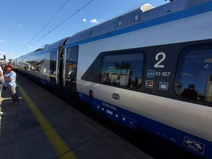 Pociąg PKP ED250-020e na peronie. Sprawdzam eip cennik przed podróżą.