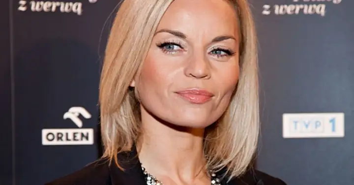 Blondynka z błękitnymi oczami, która polskie gwiazdy rzuciły studia na ostatnim roku dla kariery.