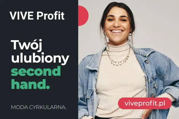 Uśmiechnięta młoda kobieta w dżinsowej kurtce i golfie. VIVE Profit - Twój ulubiony second hand, gdzie znajdziesz marki premium. Moda cyrkularna.
