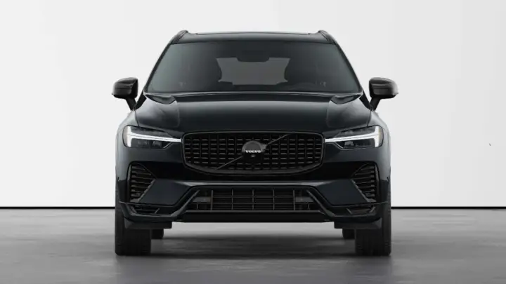 Elegancki, czarny Volvo XC60 Black Edition z charakterystycznym grillem i światłami LED.