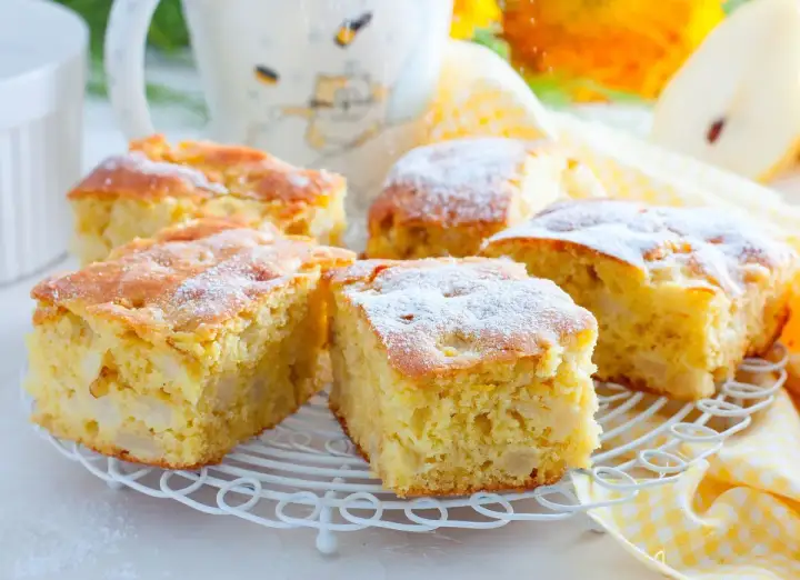Pyszny przepis na ciasto z jabłkami, posypane cukrem pudrem. Idealne na jesienne popołudnie.