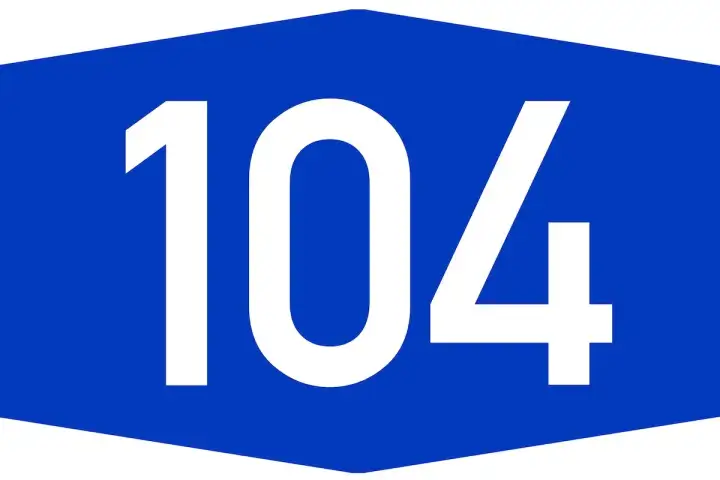 Il numero 104 su sfondo blu. Forse indica un percorso per chi necessita di assistenza, come per la legge 104 e l'acquisto di pannoloni.