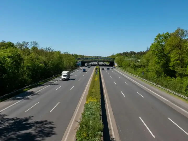 Autostrada w słoneczny dzień, idealna na niedzielny wypad. Gdzie jechać w niedzielę Śląsk? Właśnie tam!