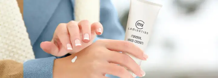 Mani curate e morbide con la crema mani Mineral Hand Cream. Scopri come curare le mani per una pelle idratata e protetta.