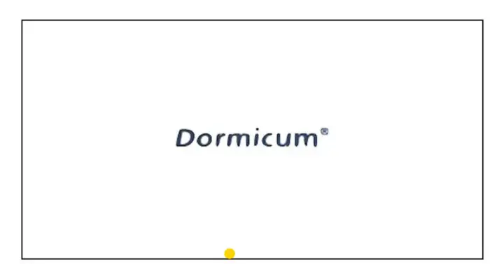 Niebieski napis "Dormicum" na białym tle, z żółtą kropką na dole.