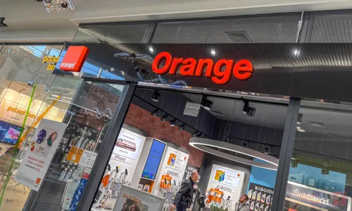 Salon Orange. Promocja: konto ważne rok Orange, światłowód i Netflix 12 mies. w prezencie.