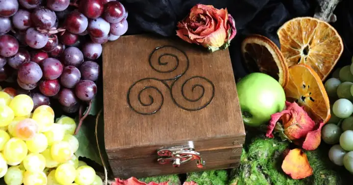 Triskelion - co oznacza ten symbol na flagach?