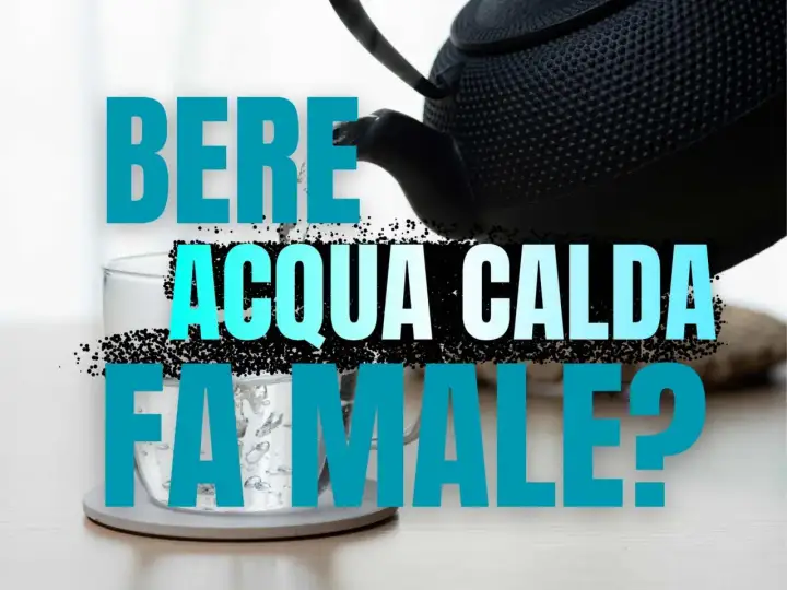 Acqua calda versata da una teiera in un bicchiere. La scritta "Bere acqua calda fa male?" suggerisce un dubbio sulla salute.