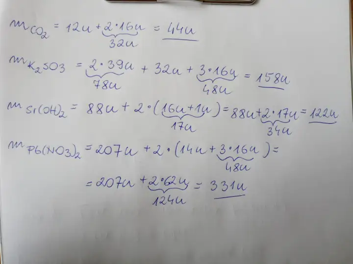 Obliczenia masy molowej CO2, K2SO3, Si(OH)2 i Pb(NO3)2. Widać poszczególne kroki obliczeń i sumowanie atomów.