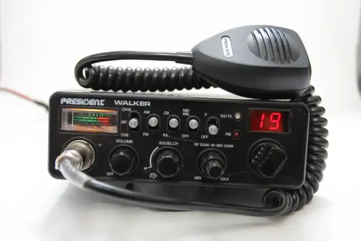 Radiotelefon President Walker z mikrofonem. Czy cb radio jest legalne? Tak, w Polsce jest legalne, o ile spełnia normy i jest używane zgodnie z przepisami.
