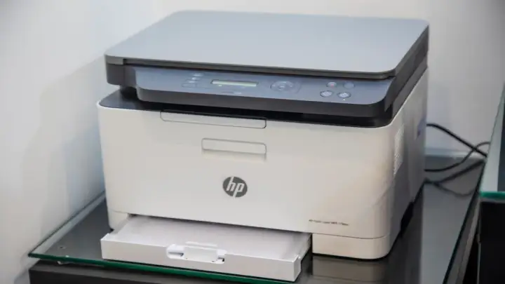 Drukarka HP Color Laser MFP 178nw. Dowiedz się, jak połączyć drukarkę z wifi, by drukować bezprzewodowo.
