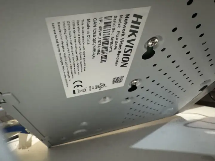 Naklejka z danymi rejestratora Hikvision, model ERI-K108-P8. Przydatne przy próbie hikvision reset kamery.