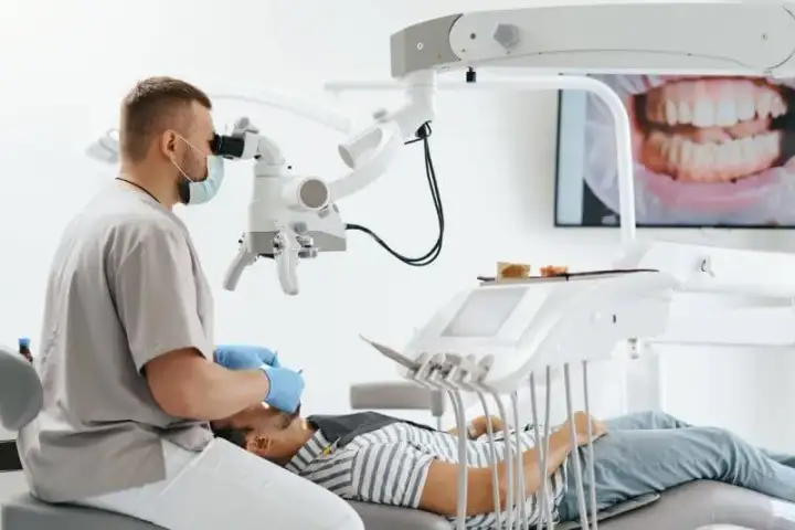 Jak dentysta usuwa kamień nazębny? Proces, metody i co warto wiedzieć przed zabiegiem